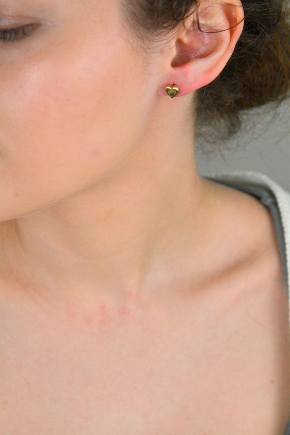 Złote kolczyki serduszka z  bocznymi cyrkoniami 585- KL 5639.jpg